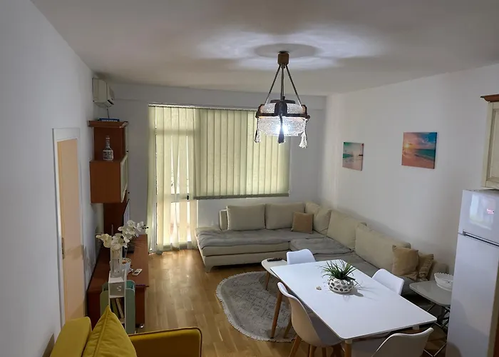 Apartmán Vacations Apartment, 50 M From The Golem (Tirana)
