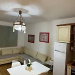 Apartment Vacations Apartment, 50 M From The Golem (Tirana)