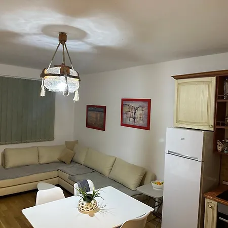 Apartment Vacations Apartment, 50 M From The Golem (Tirana)
